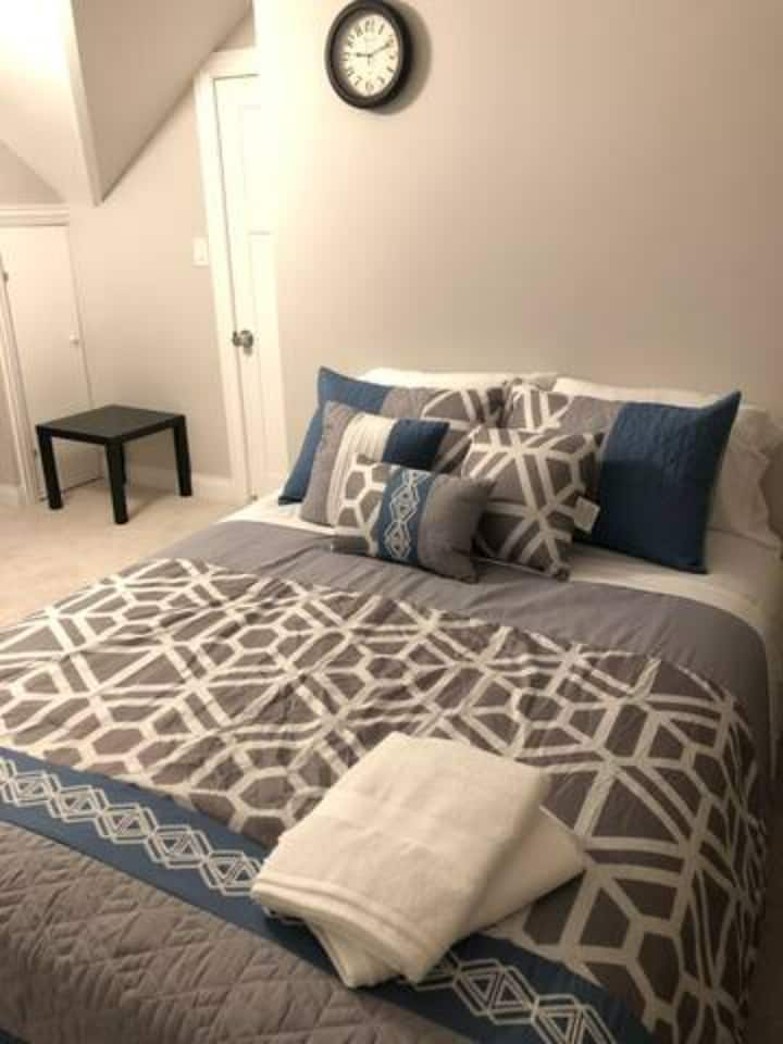 Shared Room 6, Bed 2 The Maywood Manor (Queen) Houses for Rent in