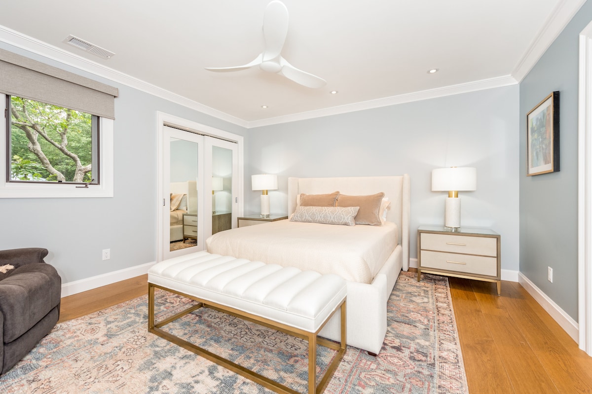 Სასტუმრო ოთახი (Queen) შესასვლელი შესასვლელის მარცხნივ. Სააბაზანოში შესვლა შესაძლებელია მარჯვნივ მდებარე ჯიბის კარით. Საწოლის მოპირდაპირე მხარეს დამონტაჟებული ტელევიზორი.