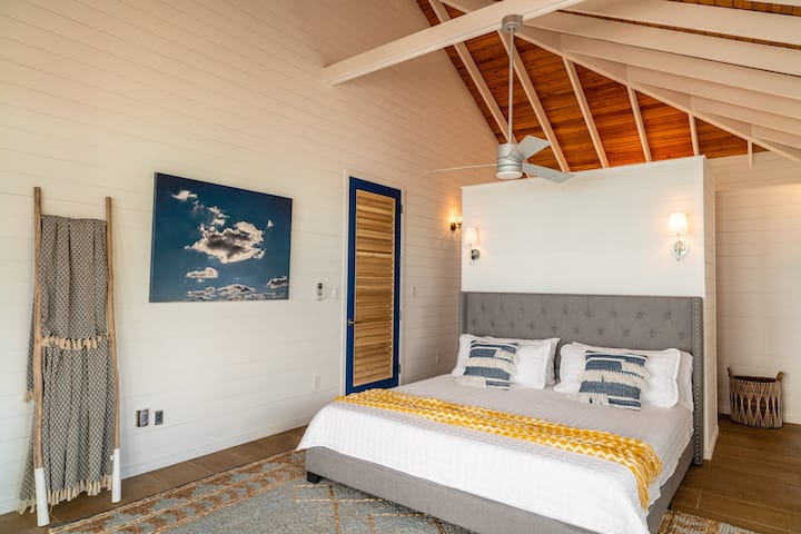 Основна къща №2 (суперголямо двойно легло king size). Самостоятелна баня.