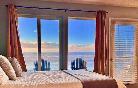 1st floor Oceanfront with hot-tub, king bed & AC