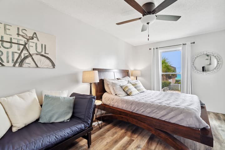 ห้องนอนมีเตียงขนาดควีนไซส์และฟูกคู่