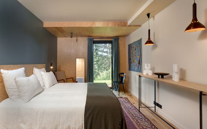 Master suite პირველ სართულზე, საკუთარი აბაზანა , არჩევანი საწოლი 180 x 200 ან 2 x 90 x 200.