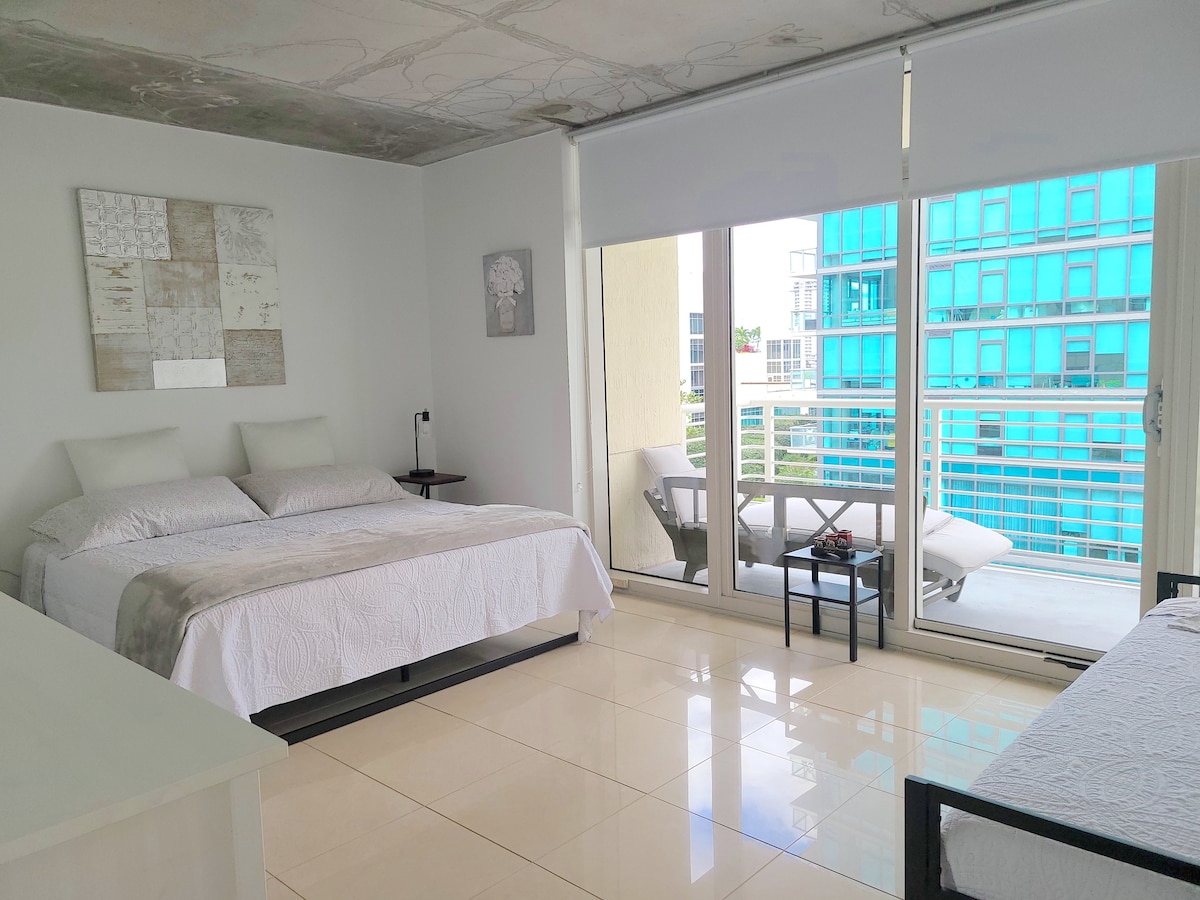 Chumba kikubwa cha kulala. Kitanda kizuri na Kitanda cha mtu mmoja. Roshani ya kujitegemea