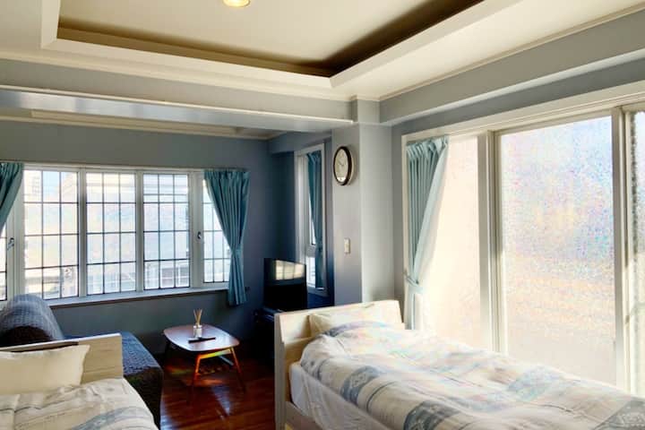 Chumba cha kulala No.2 
Mapazia ya bluu na kuta zilizo na milango iliyofungwa. Ina mwangaza na madirisha mengi, lakini ina kelele kidogo wakati gari kubwa linapopita.