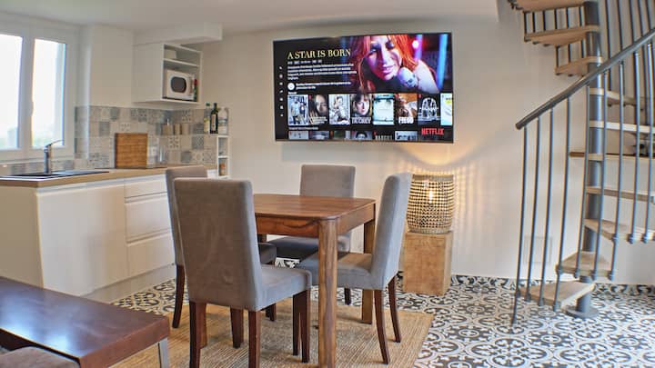 Casa Secundaria a 10 m de la Casa Principal  - Salón y Kitchenette
Hermoso televisor de pantalla grande con Netflix 
Inodoros separados RDC. 