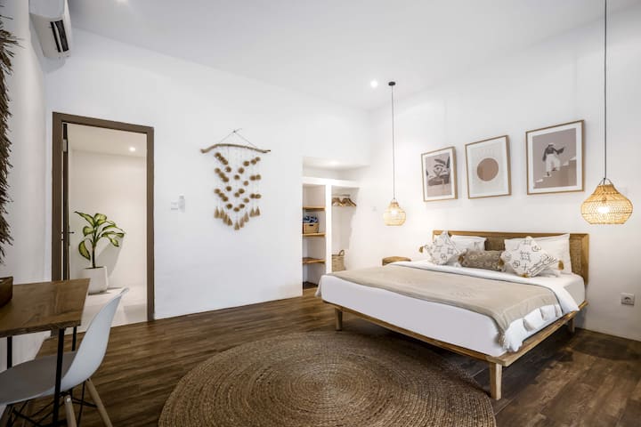 Sumérgete en la comodidad de nuestra elegante villa con dormitorio