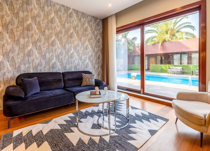 Deluxe Three Bedroom Apartment with Pool Access