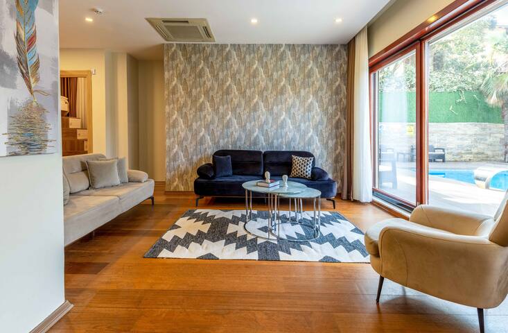 Deluxe Three Bedroom Apartment with Pool Access gallery image 3