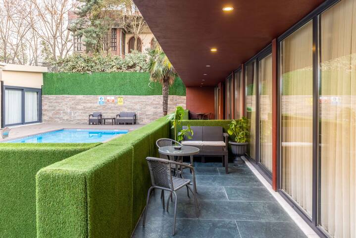 Deluxe Three Bedroom Apartment with Pool Access gallery image 4