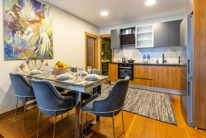 Deluxe Three Bedroom Apartment with Pool Access gallery image 5