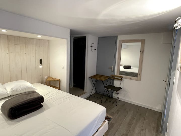 ห้องนอนชั้นล่าง
ที่นอน 160x200 ที่สะดวกสบายพร้อมผ้าคลุมป้องกันหมอน 60x60 ใบ 2 ใบและผ้าห่มขนสัตว์ 240x260 1
ผืนซึ่งรวมถึงผ้าปูที่นอน (หรือผ้านวม) และผ้าคลุม 65x65