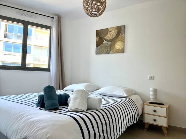 Светлата соба со брачен кревет (широк 160 x 200 см), паметниот HD телевизор, гардеробата со складиште и гардероба. Кревет при пристигнувањето