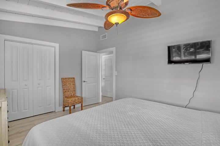 מיטת קינג סייז 
טלוויזיה חכמה 
ארון מאוורר 
ומרחב משיכה