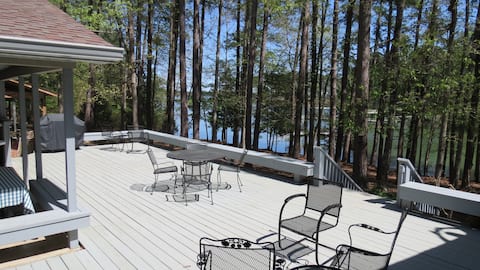 Norman and Flo's Lake House. Beautiful lakefront.