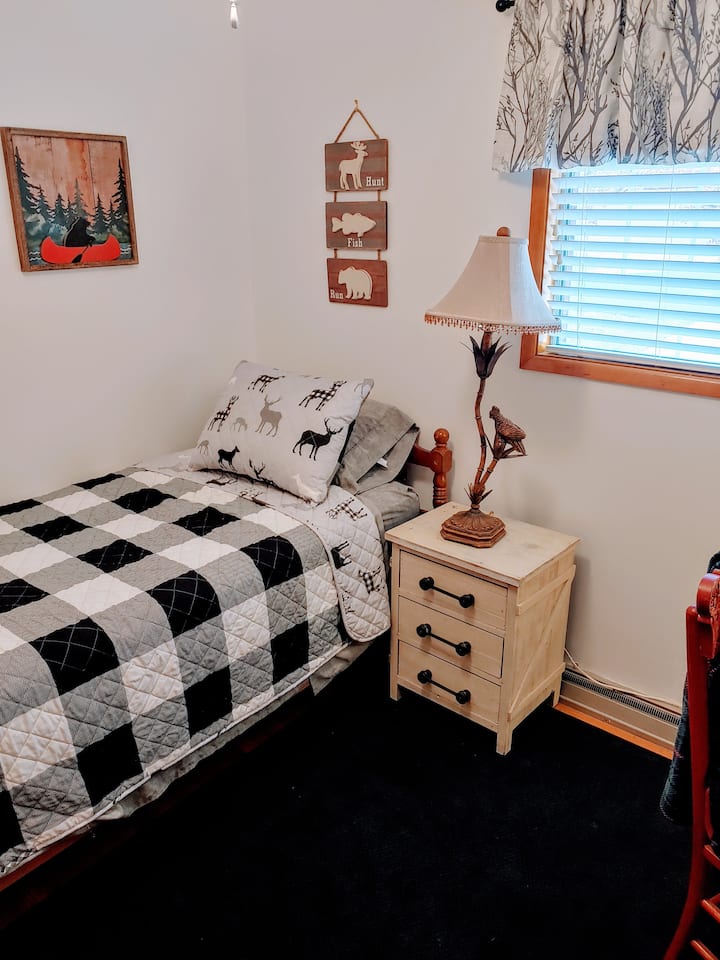 Dormitorio 3- Campobello: 1 cama doble con escritorio para un espacio de trabajo.