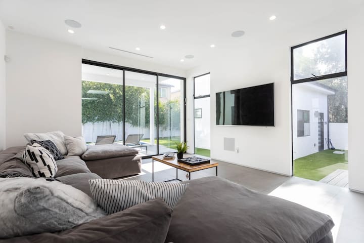 White modern villa – with BBQ/pool gallery image 4