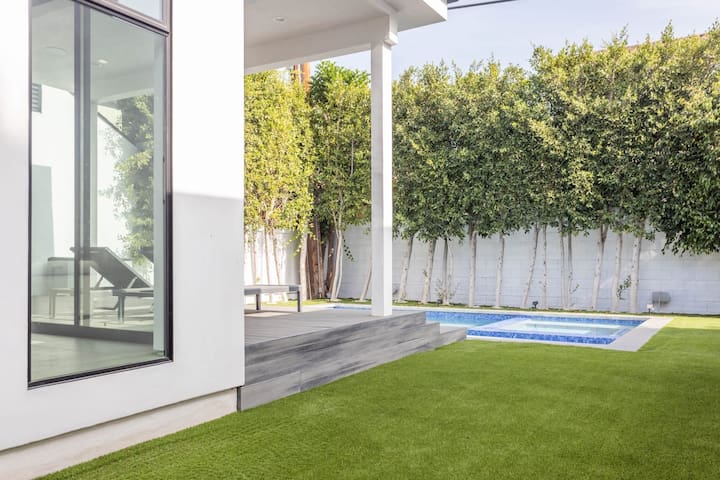 White modern villa – with BBQ/pool gallery image 2