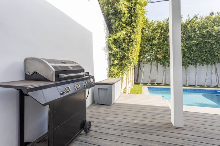 White modern villa – with BBQ/pool gallery image 3