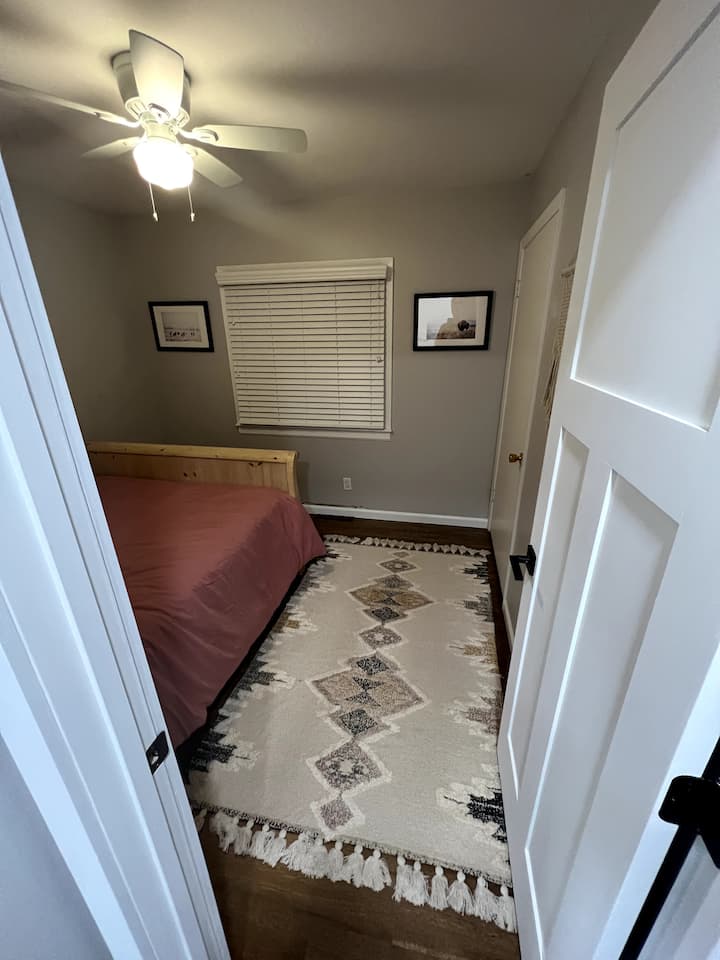 ห้องพัก #3 พร้อมเตียงควีนไซส์ (ตั้งแต่นั้นมาพัดลมเพดานถูกแทนที่ด้วยไฟเพนเดนท์ Rose pedal ที่สวยงามไม่มีรูป)