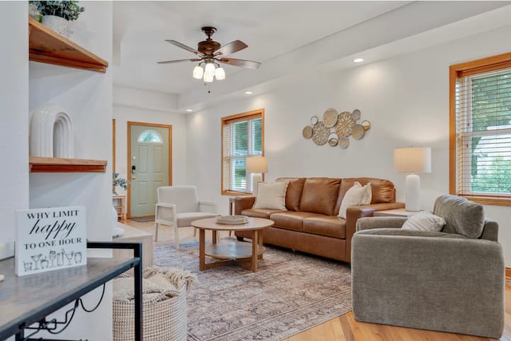 New Hot Tub! Perfect Location, Downtown Baraboo - Baraboo, WI