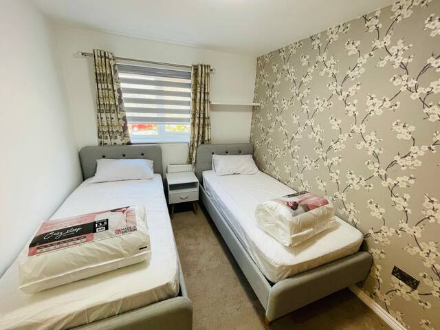 Cheerful 3 Bedroom Residential Home With Parking. gallery image 2