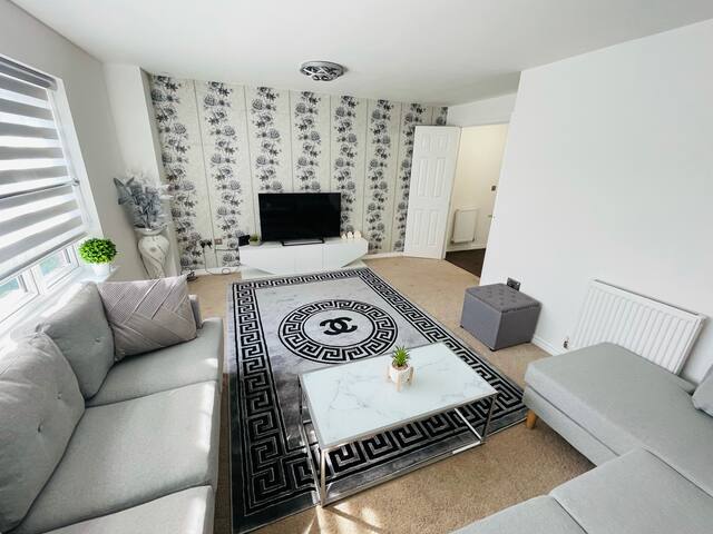 Cheerful 3 Bedroom Residential Home With Parking.