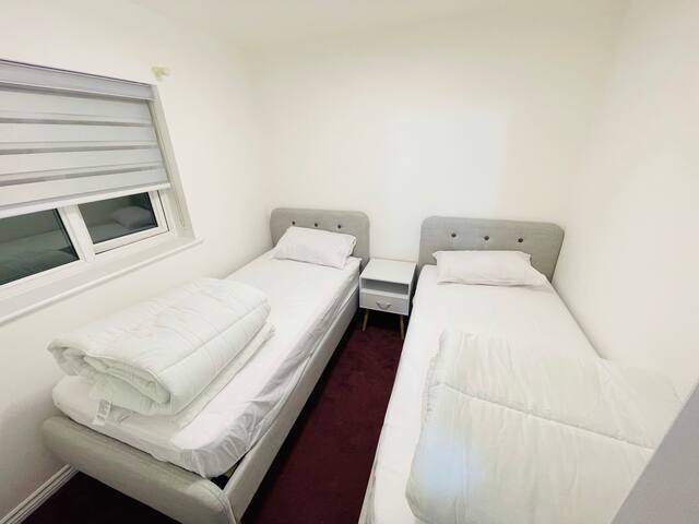 Cheerful 3 Bedroom Residential Home With Parking. gallery image 3