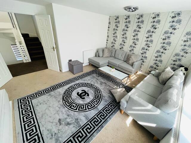 Cheerful 3 Bedroom Residential Home With Parking. gallery image 4