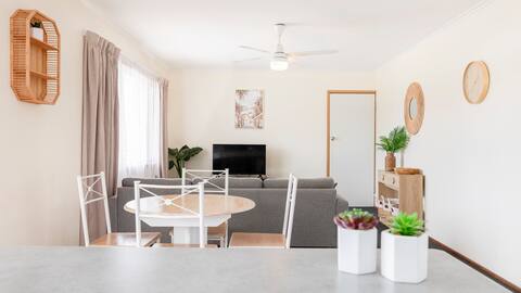 Self Contained 2 Bedroom Apartment with Pool