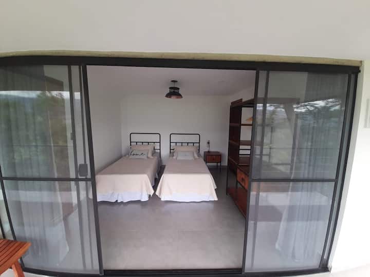 Апартамент 2, две единични легла, които се обединяват, стават двойни , с изглед отпред към водопада !