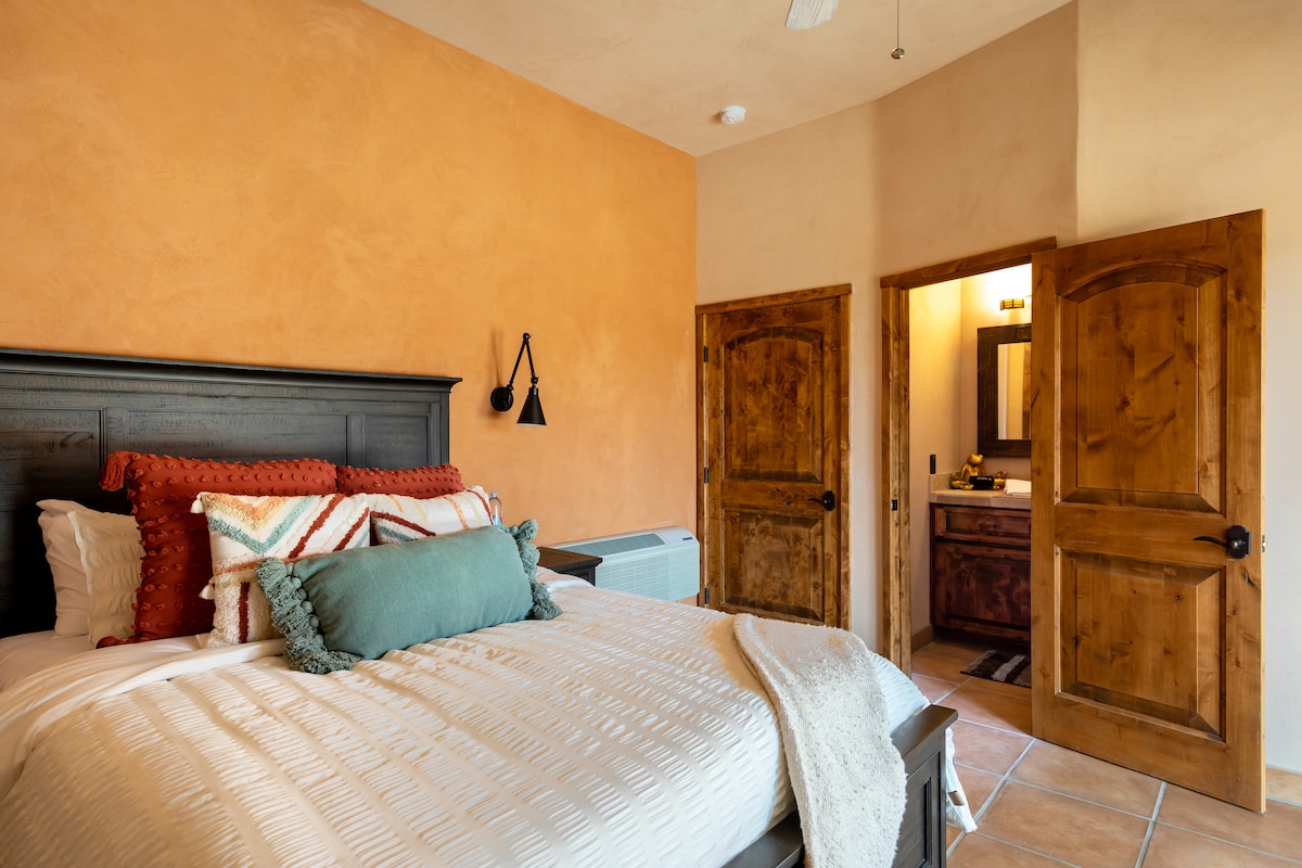 Casita spavaća soba s bračnim krevetom i privatnom kupaonicom.