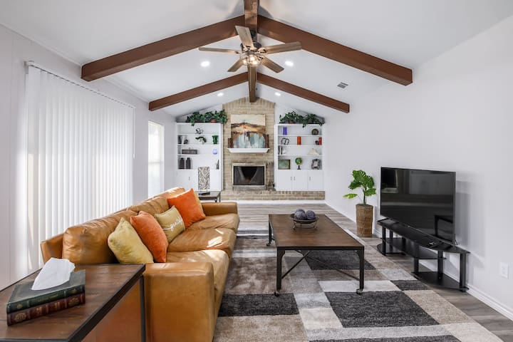 Cozy, Modern Farm Style Home ~Central Location. - Round Rock, TX
