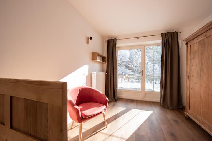 Old wood furniture in the twin room at the Moar Mill in Völs