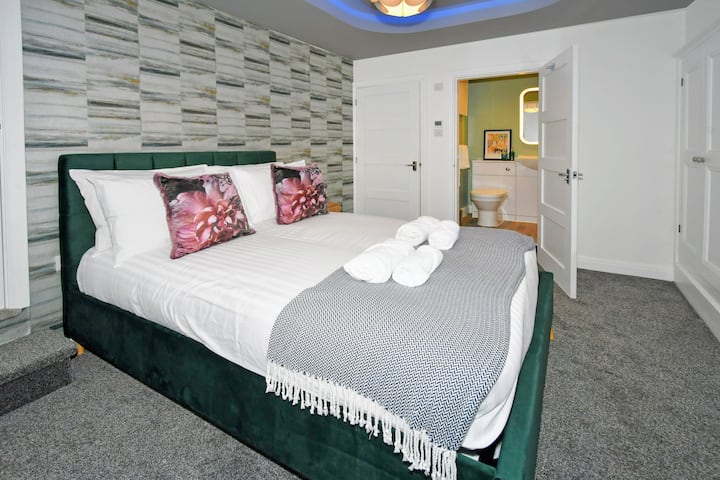 Უყურეთ ჩვენს ვიდეოტურებს Antrobus Apartments ‑ ისთვის, უბრალოდ, დააკოპირეთ და ჩასვით ეს ბმული 
https://youtu.be/BW1k6P3Z56A