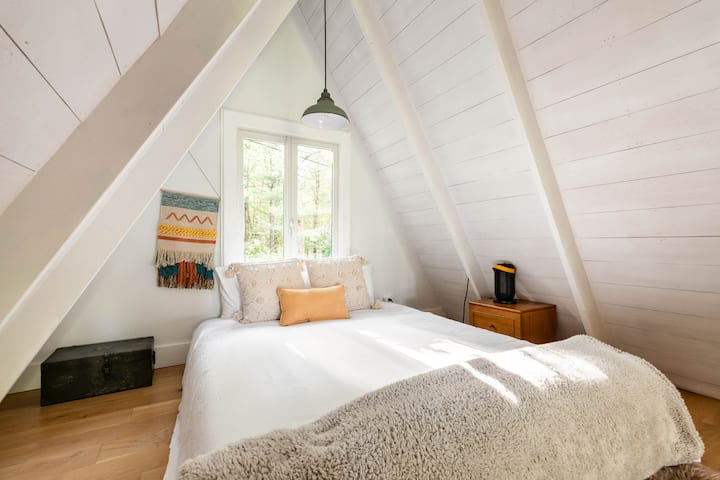 חדר שינה בקומת הביניים