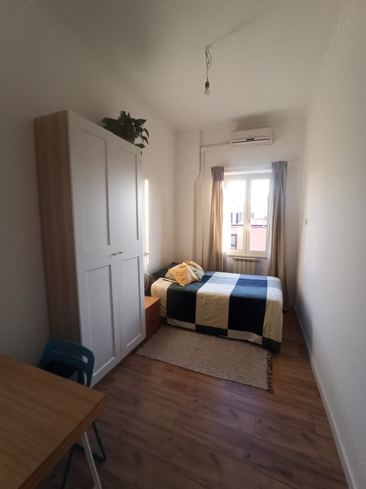 房间出租，东部曝光，早上非常灿烂。
____________
房间出租，东部曝光，早上非常灿烂。