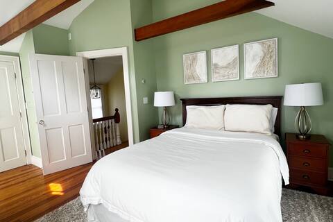 Downtown Mystic, 2 Bd 2 Bath Home w/ outdoor grill