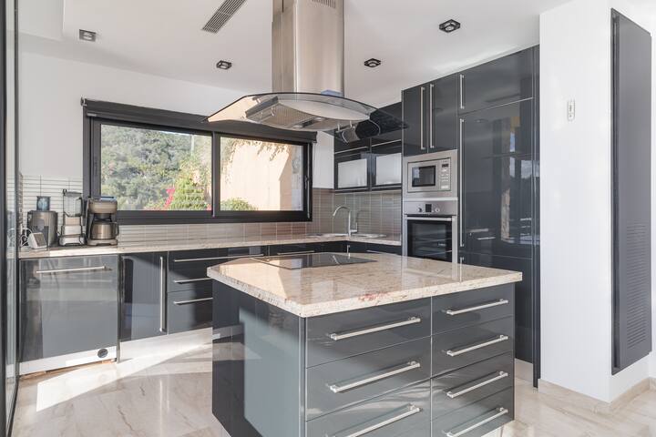 Nice Views ► Private Beach, Pool, Jacuzzi gallery image 2