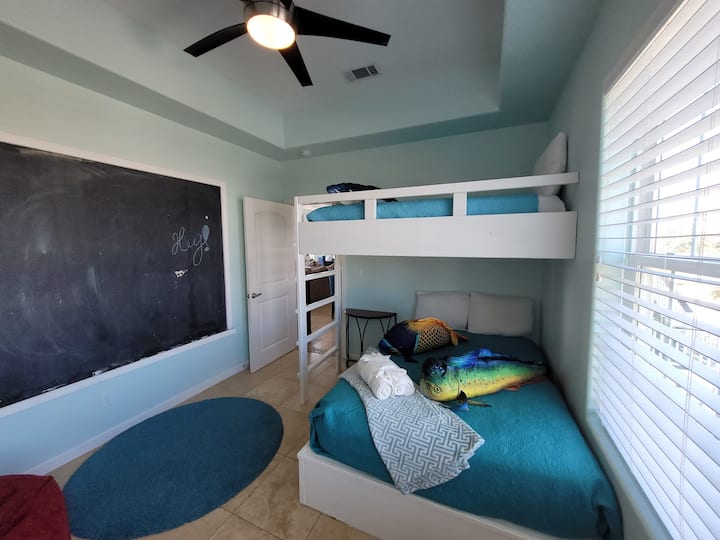 BR4.  Jednolôžková izba mimo kuchyne.  Manželská posteľ dole a jednolôžko hore. Tabuľa poskytuje veľa príležitostí pre mladých umelcov, aby boli kreatívni. 