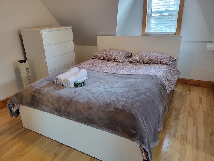 майсторска спалня на горния етаж с прилежаща пълна пералня. ocen view