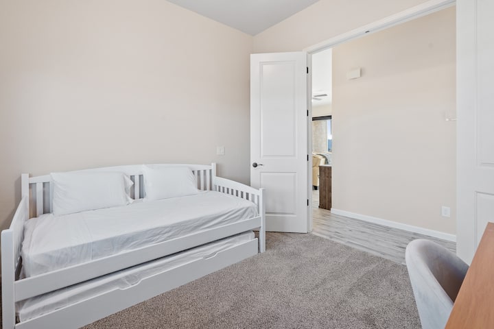 Small office with day bed and trundel