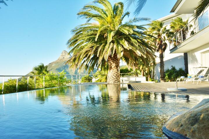 Magnificent Villa in Camps Bay w/ Ocean view gallery image 3