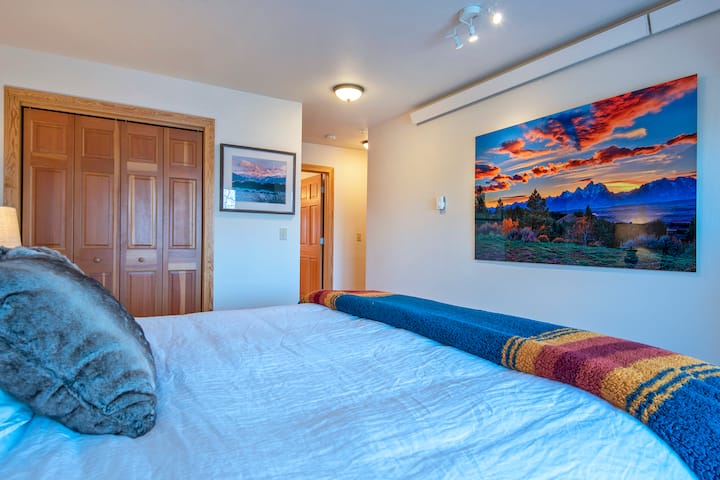 La suite King #2 cuenta con baño privado, TV vía satélite y balcón privado