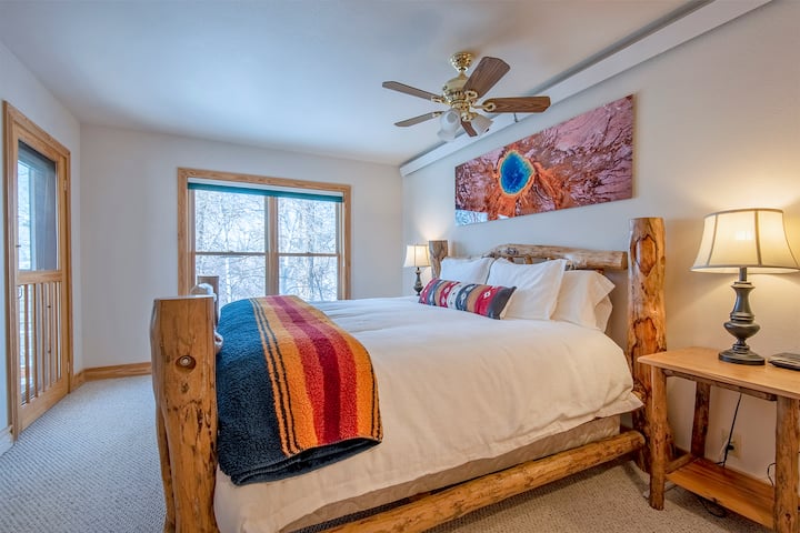 Relájate en la segunda suite principal con cama tamaño king o disfruta de la hamaca en tu balcón privado.