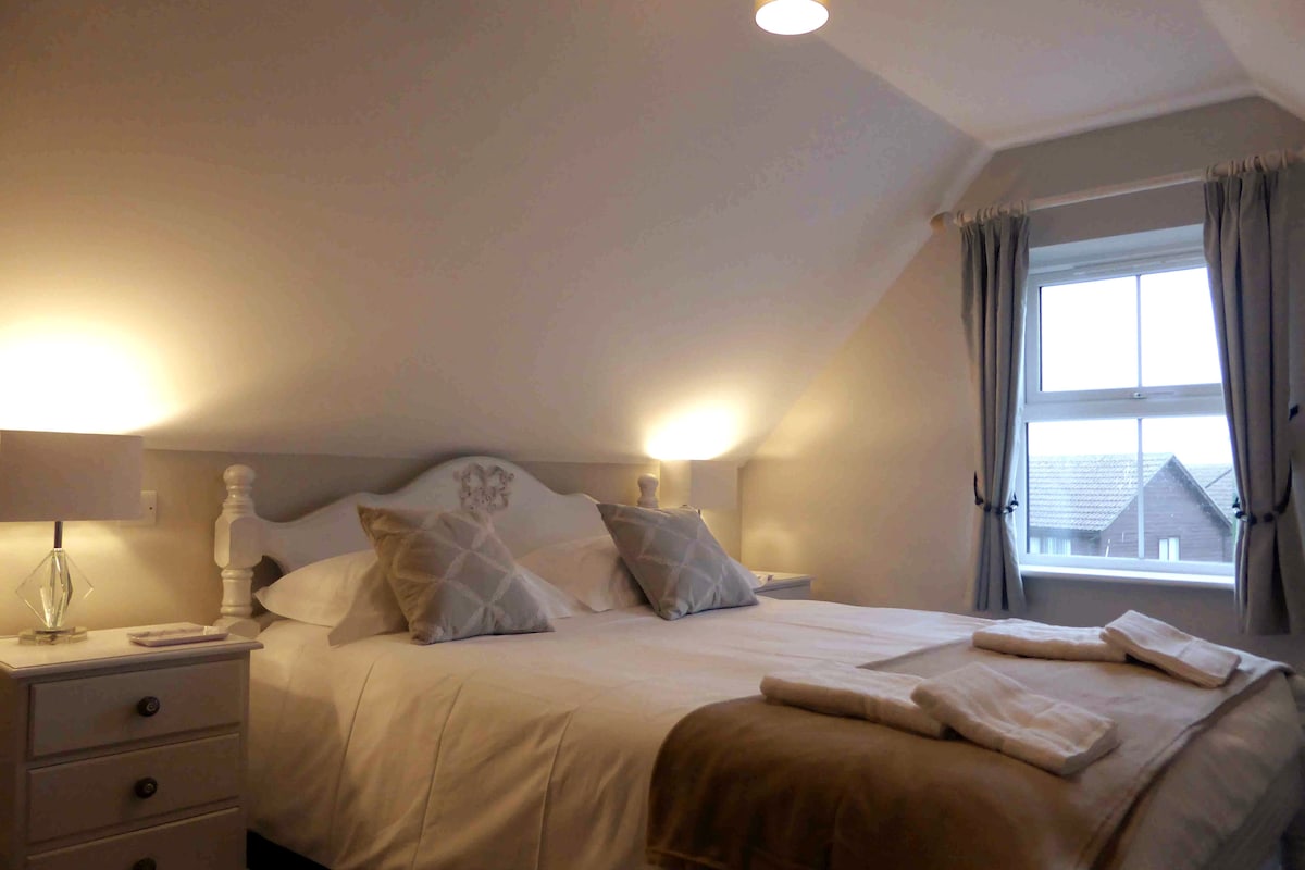 配备加大双人床