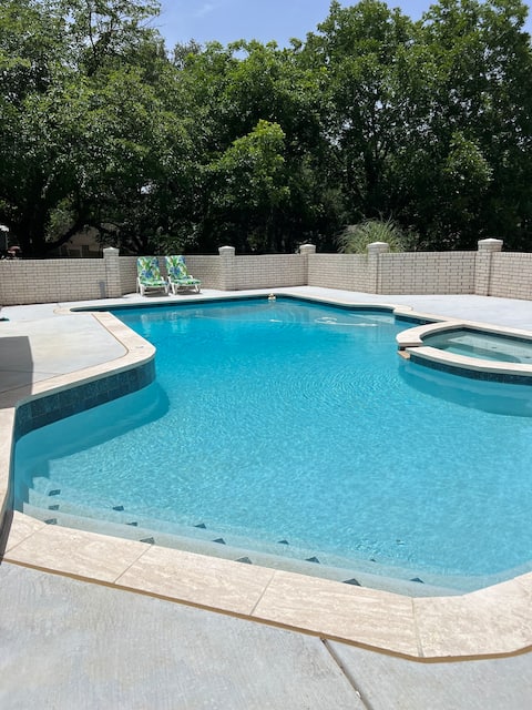 Heated pool minutes from Stadiums!