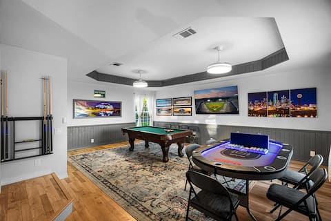 Heated pool minutes from Stadiums!