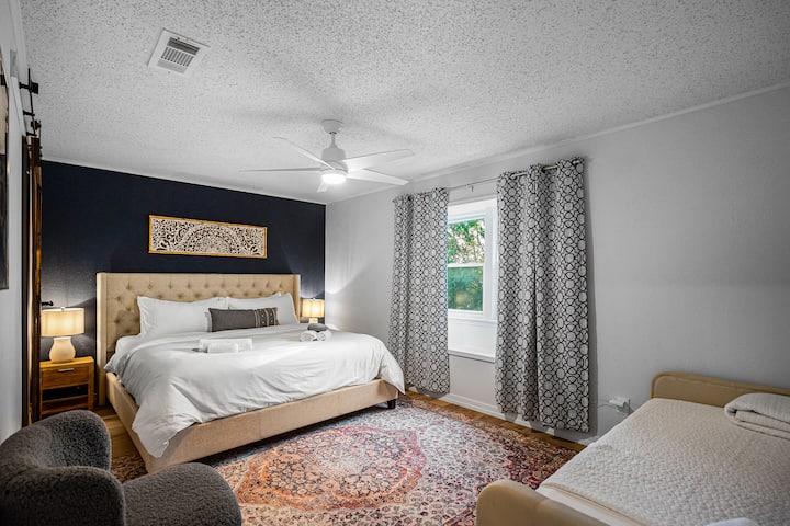 ¡Dormitorio de arriba con otra cama tamaño king!