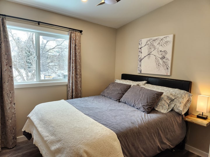 غرفة النوم الثانية - سرير بحجم كبير