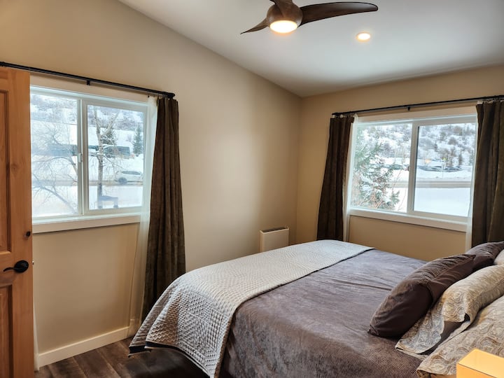 غرفة نوم داخلية - سرير كبير